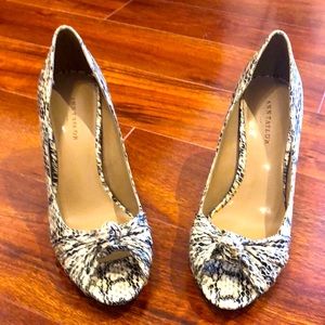 Ann Taylor snakeskin heels nwot